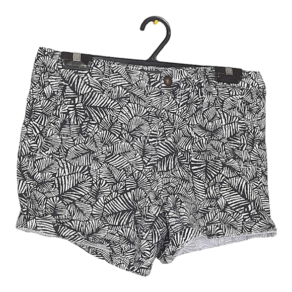 DENVER HAYES WOMENS SIZE 6 GREY AND WHITE LEAFY PATTERNED SHORTS - Picture 4 of 9